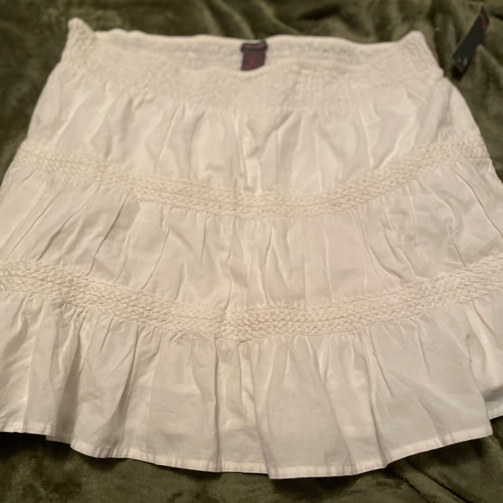 XL white pleated skirt.